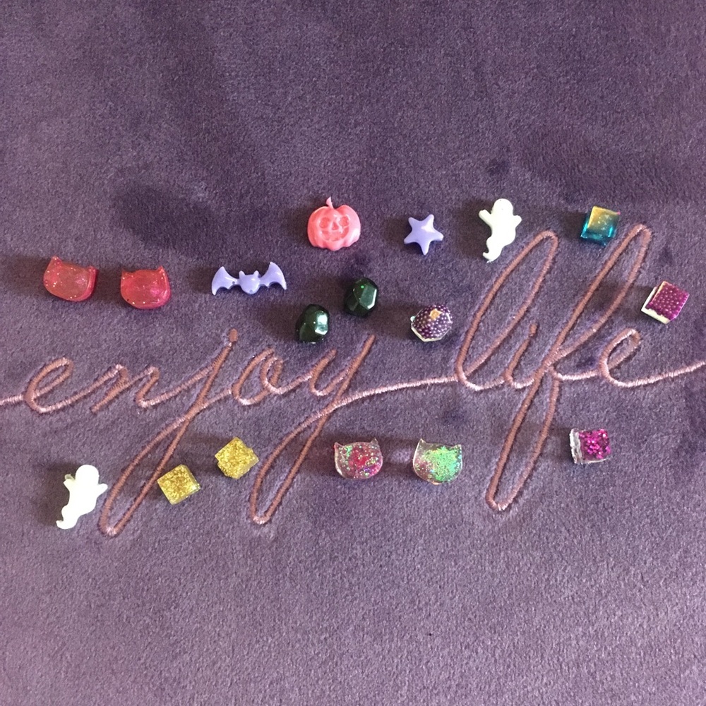 2 Custom handmade lil earrings by me with resin